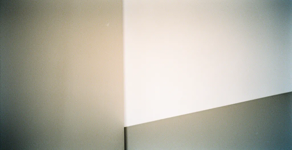 Véhicule 4x4 traversant un chemin boueux dans les Ardennes belges avec flaques d'eau et végétation forestière