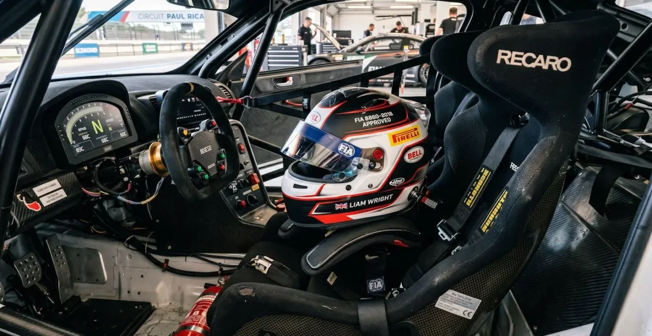 Casque de course homologué FIA posé sur le siège baquet d'une voiture de circuit, intérieur cockpit professionnel