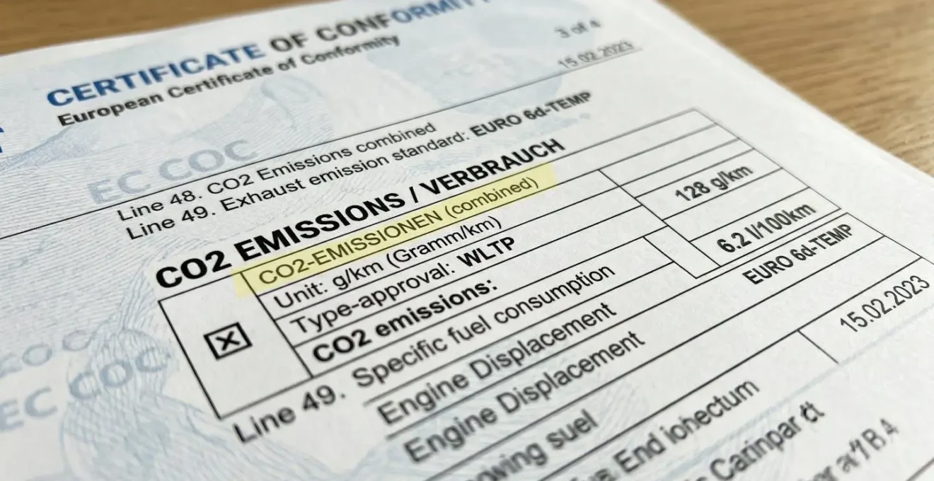Gros plan macro sur document certificat de conformité avec mise en évidence des rubriques CO2