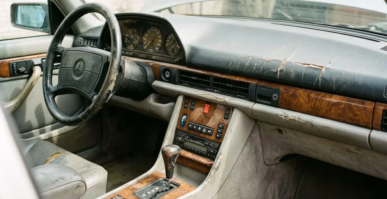 Tableau de bord voiture luxe avec détails d'usure révélateurs