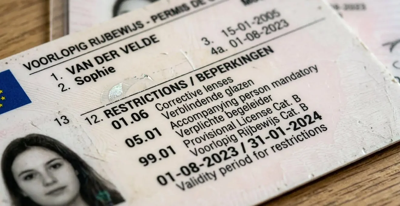 Détail macro d'un permis de conduire provisoire belge avec focus sur les restrictions
